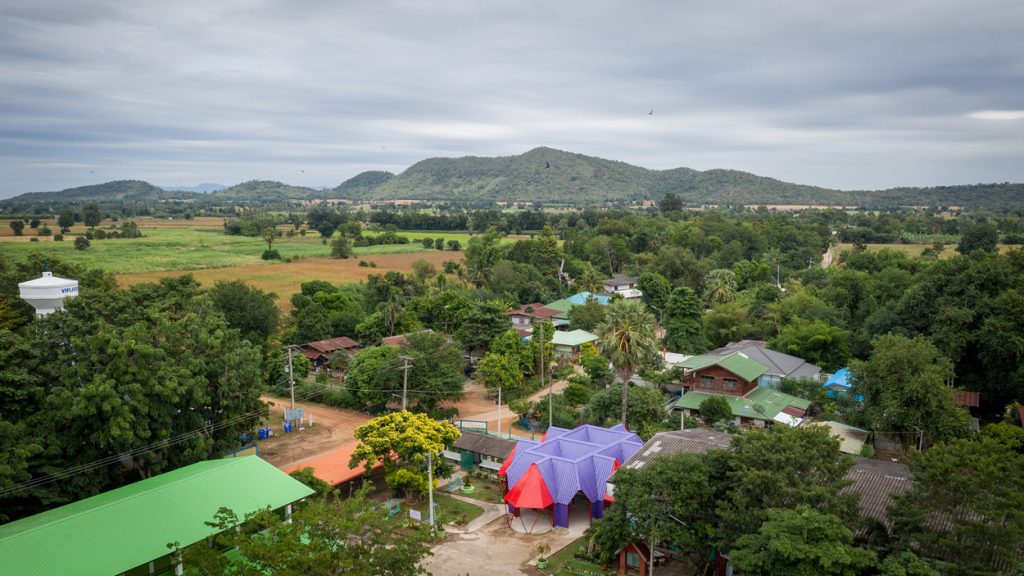 Vista abierta del espacio escuela abierto en Tailandia